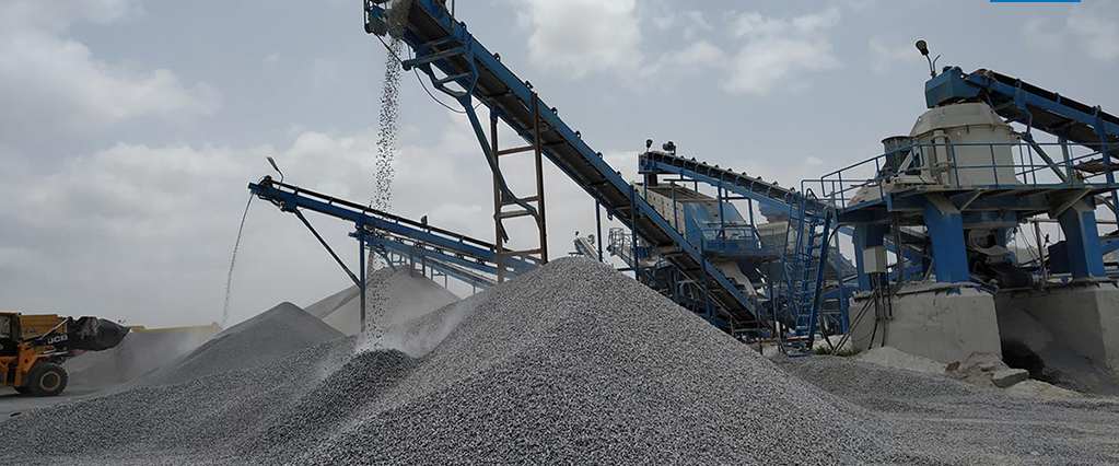 Stone crushing plant with graded aggregate stockpiles